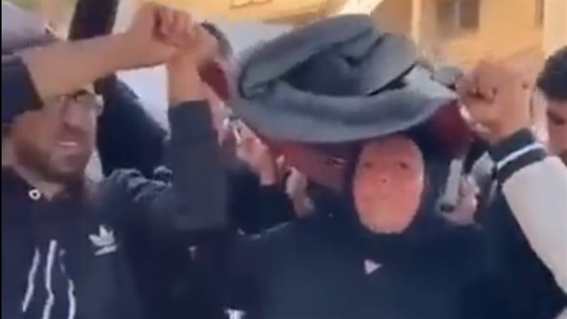 أم تحمل نعش ابنها،