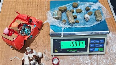 ضبط حشيش داخل لعب أطفال وكشاف إضاءة بمطار القاهرة