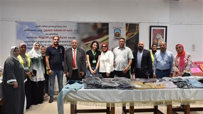 رئيس جامعة الأقصر يفتتح معرضا لملابس الطلاب مجانا 