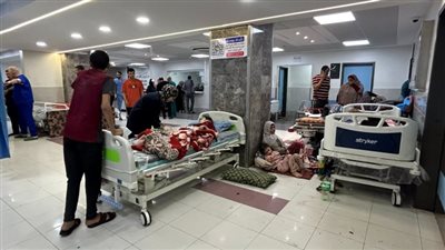جيش الاحتلال يجبر الفلسطينيين على النزوح قسرًا من منطقة مجمع الشفاء الطبي 