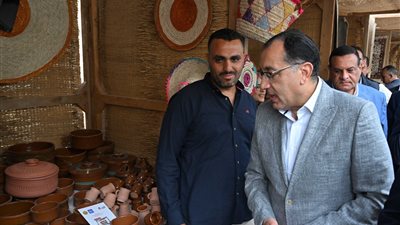 رئيس الوزراء يتفقد معرض أيادي مصر بالفيوم