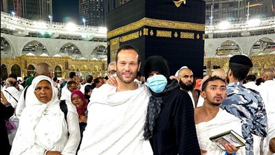 ريهام حجاج وزوجها يؤديان مناسك العمرة