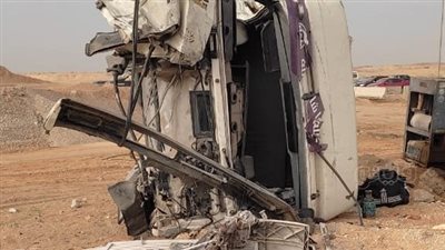 تصادم سيارة نقل تقيل بميكروباص تابع للمدرسة البريطانية بالتجمع (صور)