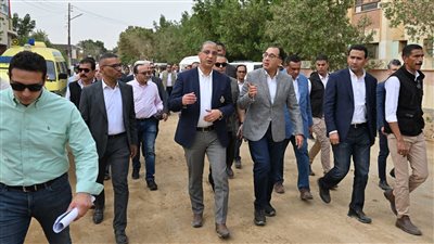 رئيس الوزراء يستمع لشكاوي المواطنين بقرية الريان في الفيوم