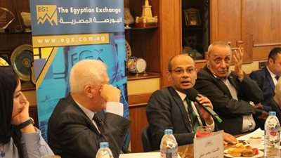 رئيس البورصة يستعرض مزايا القيد والاستثمار ويبحث مع 