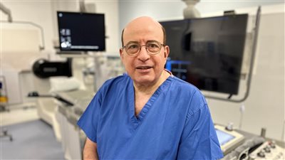  الطبيب المصري هاني عتيبة، أول شخص غير إنجليزي يشغل منصب رئيس الكلية الملكية للأطباء في بريطانيا