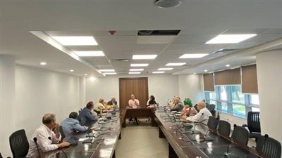 رئيس جهاز القاهرة الجديدة يلتقي حاجزي شقق سكن مصر