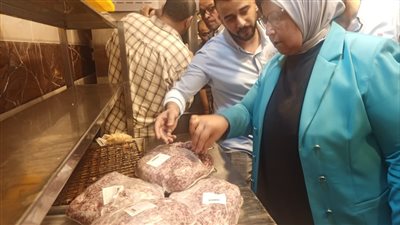 إعدام لحوم مفرومة غير مطابقة للمواصفات داخل مطعم سوري بالإسكندرية (صور)