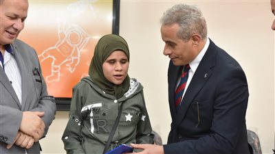 وزير العمل يتفقد معرض منتجات مركز التدريب المهني ببني غالب