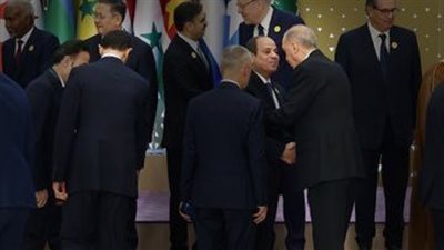 تهرب بمصافحة السيسي، رد فعل لافت من أردوغان في أول لقاء يجمعه بالأسد (فيديو وصور)