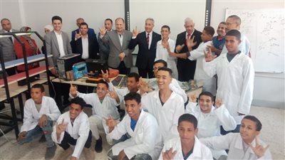 وزير العمل ومحافظ أسيوط يسلمان عقود عمل لذوي الهمم (صور) 