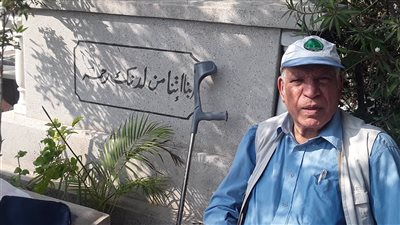  أصدقاء الفنان محمود عبد العزيز يحيون الذكرى السابعة لرحيله بمقبرته في الإسكندرية (فيديو)