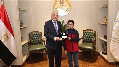بعد قبوله في كلية العلوم، وزير التعليم يستقبل طالب الابتدائية النابغ يحيى عبد الناصر (صور )