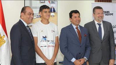 أشرف صبحي يهنئ لاعب مشروع اكتشاف الموهوبين بالانضمام إلي رايو فاليكانو الإسباني