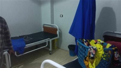 تشميع مركز طبي يضم حضانات وغرفة عمليات يديره طالب طب وتمريض بالعمرانية