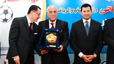 تكريم مجلس إدارة الزمالك واختيار زيزو أفضل لاعب في مصر (صور) 