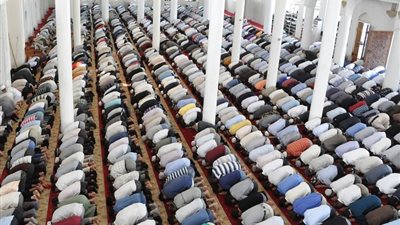 دار الإفتاء توضح حكم الإمامة والخطابة للجمعة في السفر 