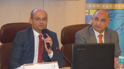 رئيس البورصة يستعرض دورها في المنظومة الاقتصادية ويوضح مزايا القيد والاستثمار بها