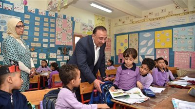 جولة مفاجئة، محافظ الإسكندرية يتفقد اليوم الدراسي بمدارس حي غرب