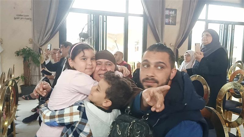 فرحة وأحضان في إعلان