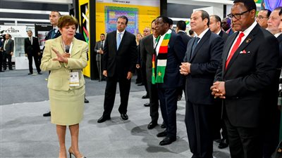 السيسي يتفقد المعرض الإفريقي للتجارة البينية.. يستمع لشرح عن جناح البنك الإفريقي للتصدير والاستيراد.. ويعرب عن شكره ودعمه للبنك