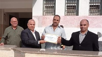 وكيل تعليم دمياط يكرم معلما بمدرسة أبو العز الابتدائية 