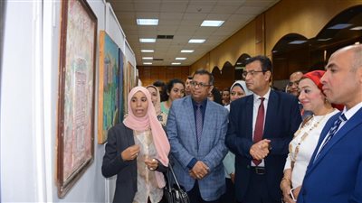 فنون جميلة أسيوط تنظم معرضًا فنيًا بمشاركة الفنان العالمي والناقد محمد كمال حسين