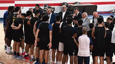 قبل مواجهة الأهلي، حسين لبيب يجتمع بسلة الزمالك (صور)