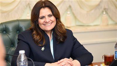 وزيرة الهجرة تهنئ طبيبًا مصريًا لتوليه منصب رئيس الكلية الملكية للجراحين في إنجلترا