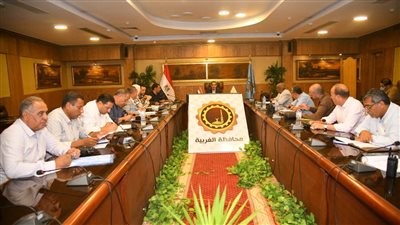 محافظ الغربية يجتمع برؤساء المراكز والمدن والأحياء