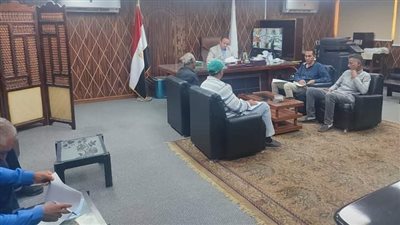 رئيس مركز الفرافرة يناقش مقترحات الخطة الاستثمارية المقبلة