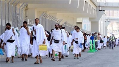 شاهد زوار بيت الله يتناولون الإفطار في الجمعة الأخيرة من رمضان