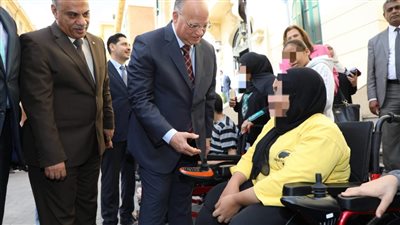محافظ القاهرة يوزع كراسى متحركة على ذوى الهمم