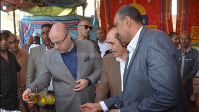 محافظ بني سويف يتفقد معرضا للسلع الأساسية بأسعار مخفضة بمدينة سمسطا