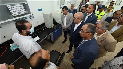وزير الإسكان يتفقد محطات تنقية مياه الشرب بمدينة العاشر من رمضان
