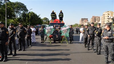 محافظ أسيوط ومدير الأمن يتقدمان جنازة الشهيد النقيب طارق جميل