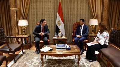 وزير الشباب والرياضة يلتقي سفير مصر في كوت ديفوار