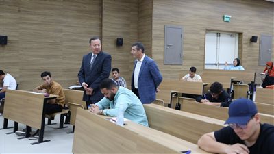 رئيس جامعة المنصورة الجديدة يتفقد اختبارات كلية طب الأسنان 