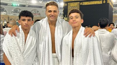 محمد نور يؤدي مناسك العمرة برفقة ابنيه (صور)