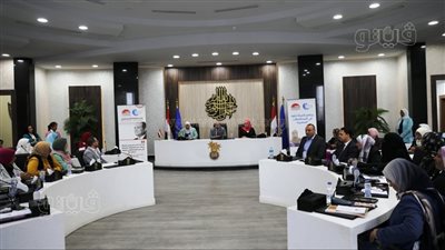 محافظ أسوان يشهد فعاليات البرنامج التدريبي المرأة تقود (صور)