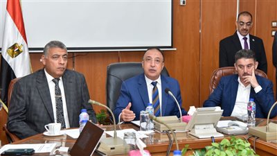 محافظ الإسكندرية يطالب شركة الكهرباء بسرعة الاستجابة الفورية لشكاوى المواطنين