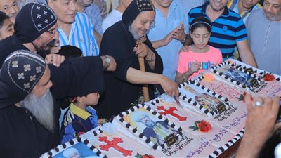 هتافات وتورتة بطول 5 أمتار احتفالا بتكريس كنيسة الشهيد مارجرجس بالرزيقات في الأقصر