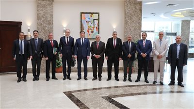 عاشور يبحث آليات التعاون العلمي والتكنولوجي مع وزير التجارة البيلاروسي