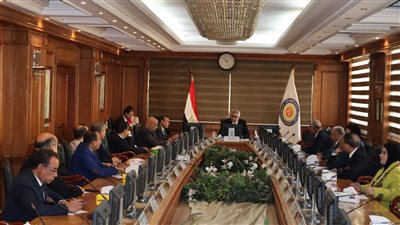 وزير التعليم العالي يستعرض تقريرًا حول الاجتماع الدوري للمجلس الأعلى لشئون خدمة المجتمع