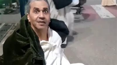 عمرو محمد علي ووالدته يسافران لأداء العمرة بعد دعوته من عمرو الليثي (صور) 