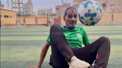 عاشق كرة القدم بالمنيا، عامل المهمات الشهير بـ عم حارس ملوي، 58 عاما ومازال ممارسًا لكرة القدم (فيديو وصور)