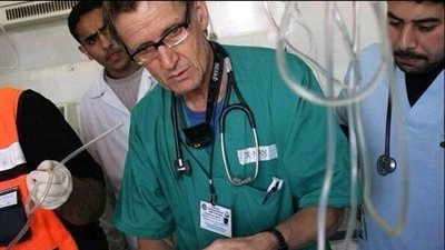 حكاية الطبيب النرويجي مادس جيلبرت المدافع الشرس عن غزة.. دخل القطاع رغم منعه.. بكى بسبب الإبادة الجماعية للفلسطينيين.. وكشف مزاعم الاحتلال عن مستشفى الشفاء