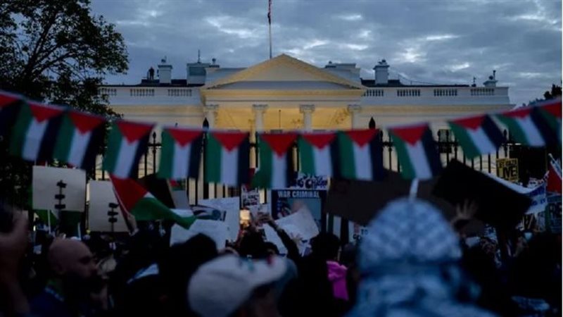 مظاهرة أمام البيت