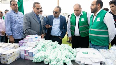 محافظ شمال سيناء يشهد مشاركة شباب المتطوعين في تعبئة المساعدات لقطاع غزة