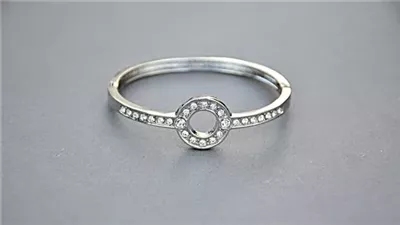 تفسير حلم خاتم الفضة في منام العزباء وعلاقته بقرب زواجها وترقيتها فى العمل 